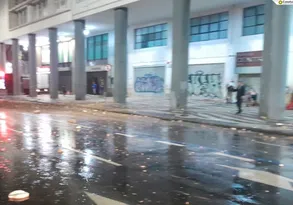 Imagem ilustrativa da imagem Reboco de prédio cai e provoca interdição de trecho no Rio