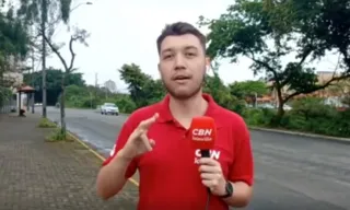 Imagem ilustrativa da imagem Repórter dá notícia em Libras e emociona a web; vídeo