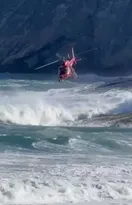 Imagem ilustrativa da imagem Resgate cinematográfico após mulher cair ao tirar foto em praia de Niterói