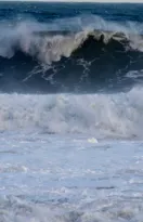 Imagem ilustrativa da imagem Ressaca cria espetáculo lindo e perigoso em praia de Niterói; vídeo