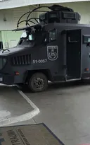 Imagem ilustrativa da imagem Roubo de carga acaba em tiroteio, reféns e trabalhador baleado em SG; vídeo