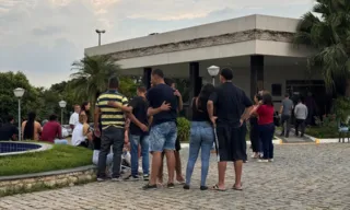 Imagem ilustrativa da imagem Silêncio marca velório de jovem morto após acidente em Niterói