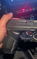 Imagem ilustrativa da imagem Susto em hamburgueria: homem ameaça funcionário com arma falsa em Niterói
