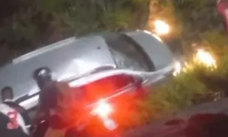 Imagem ilustrativa da imagem Susto na RJ-104: carro de família roda na pista e crianças ficam feridas