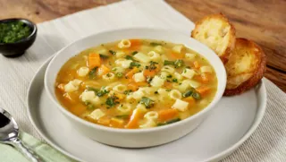 Imagem ilustrativa da imagem Tá frio? Faça essa sopa rápida, econômica e deliciosa