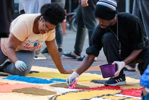 Imagem ilustrativa da imagem Tapetes de sal vão colorir avenida em Niterói; confira programação