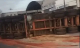 Imagem ilustrativa da imagem Tombamento de carreta causa congestionamento na BR-101, em Itaboraí