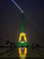 Imagem ilustrativa da imagem Torre Eiffel com cores do Brasil chama atenção em Paris; veja fotos
