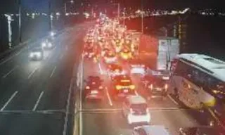 Imagem ilustrativa da imagem Trânsito pesado na Ponte surpreende motoristas quase às 22h