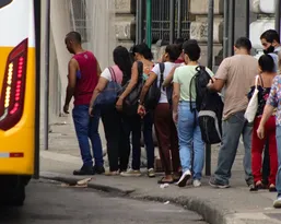 Imagem ilustrativa da imagem Transporte público paralisado durante operação no Rio