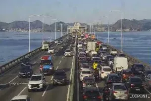 Imagem ilustrativa da imagem Travessia travada: acidente na Ponte tem trânsito gigante para Niterói