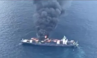 Imagem ilustrativa da imagem Tripulantes estão desaparecidos após incêndio em navio; vídeo