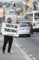 Imagem ilustrativa da imagem 'Vai ficar tudo bem': o cartaz que chama atenção no trânsito em São Gonçalo