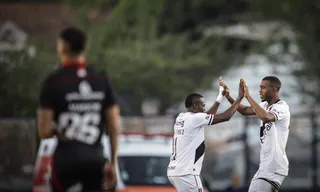 Imagem ilustrativa da imagem Vasco vence o Vitória e se recupera no Brasileirão