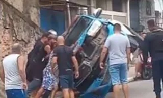 Imagem ilustrativa da imagem Viatura da PM capota durante perseguição a criminosos na Baixada