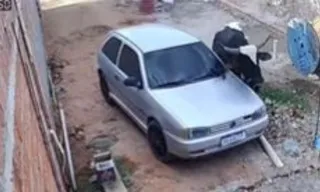 Imagem ilustrativa da imagem Vídeo: boi solto empurra carro, corre atrás de família e causa destruição