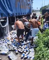 Imagem ilustrativa da imagem Vídeo: caminhão é saqueado na Avenida Brasil