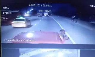 Imagem ilustrativa da imagem Vídeo: criminosos armados tentam sequestrar caminhão na Avenida Brasil