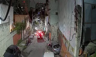Imagem ilustrativa da imagem Vídeo flagra grupo armado chegando em comunidade de Niterói