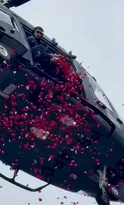 Imagem ilustrativa da imagem Vídeo: helicóptero lança rosas em velório de policiais do Bope