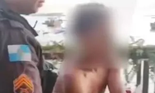 Imagem ilustrativa da imagem Vídeo: homem tenta tacar fogo em restaurante e pula no mar pra fugir no Rio