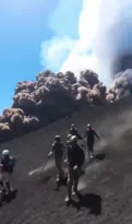 Imagem ilustrativa da imagem Vídeo impressionante: turistas correm após vulcão entrar em erupção na Itália