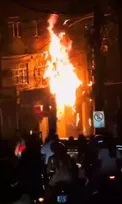 Imagem ilustrativa da imagem Vídeo: incêndio atinge sobrado e poste na Rocinha
