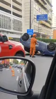Imagem ilustrativa da imagem Vídeo: jovem ferida após carro capotar em Niterói