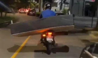 Imagem ilustrativa da imagem Vídeo: motociclista leva cama box na garupa de moto em Niterói