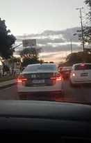 Imagem ilustrativa da imagem Vídeo: mulher em trabalho de parto é escoltada até a maternidade no Rio