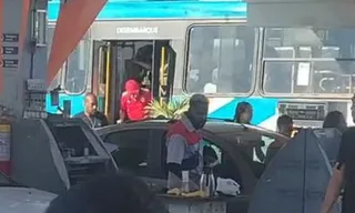 Imagem ilustrativa da imagem Vídeo: passageiros deixam ônibus e buscam abrigo durante tiroteio em SG