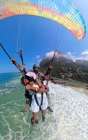 Imagem ilustrativa da imagem Vídeo: turista passa mal e desmaia em salto de paraquedas no Rio