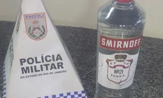 Imagem ilustrativa da imagem Vodka de R$ 39 vira caso de polícia e homem acaba preso em mercado de Maricá