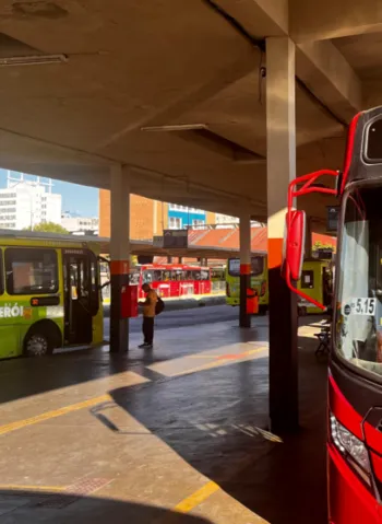 Briga no terminal de Niterói tem até golpes de capoeira; vídeo