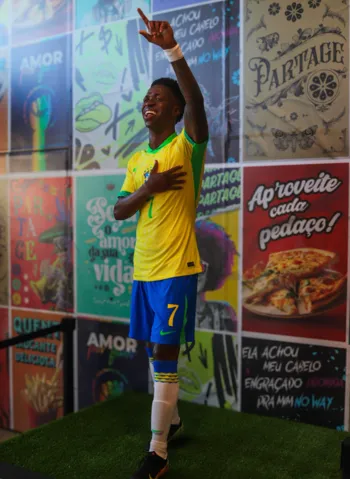 Estátua de cera de Vini Jr. emociona em shopping de São Gonçalo