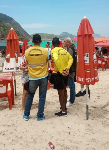 Mais de 30 quiosques autuados por infrações em praias de Niterói