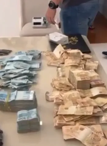 Mais de R$ 300 mil apreendidos em casa de contraventor no Rio; vídeo