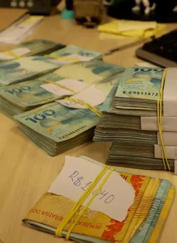 Mais de R$ 90 mil em espécie achados em carro de Bacellar