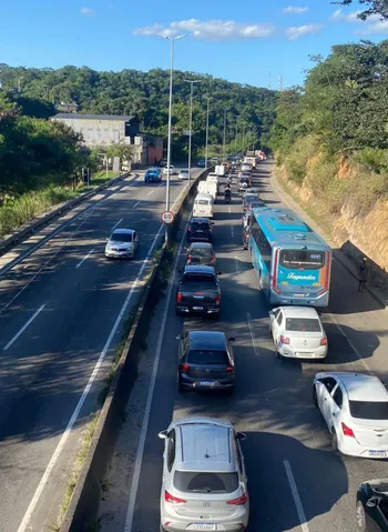 Ninguém passa! RJ-104 parada após acidente em Niterói