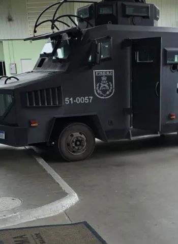 Roubo de carga acaba em tiroteio, reféns e trabalhador baleado em SG; vídeo