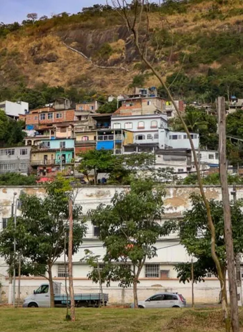 Tiroteio entre facções rivais deixa morto em Niterói