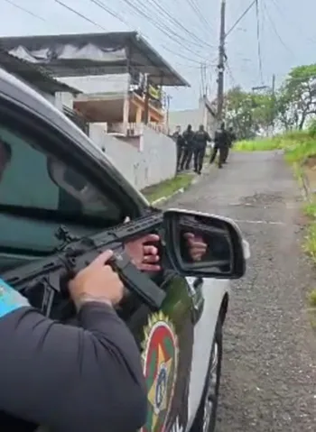 Vídeo: bandidos atacam policiais a tiros em São Gonçalo