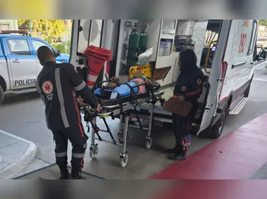 Poste em que Gleidison colidiu ficou parcialmente destruído
