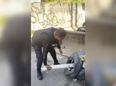 Polícia encontrou mais de 5 mil unidades de drogas embaladas, com símbolos de facção e valores de venda