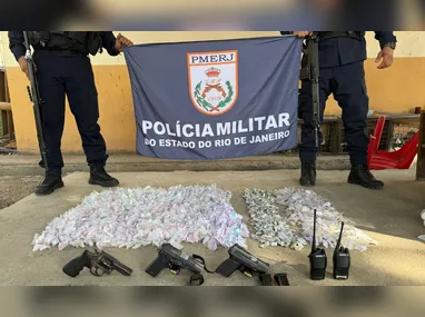 Foram apreendidos três celulares, uma faca, um alicate e um boné