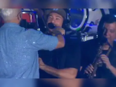 Imagem ilustrativa da imagem Belo 'transforma' cinegrafista em cantor e cena viraliza; vídeo