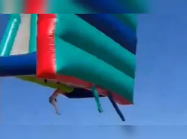 Imagem ilustrativa da imagem Brinquedo inflável voa com crianças; vídeo