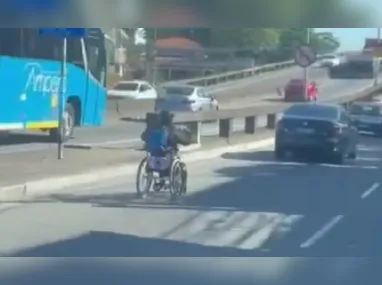 Imagem ilustrativa da imagem Cadeira de rodas em ação perigosa no trânsito de Niterói; vídeo