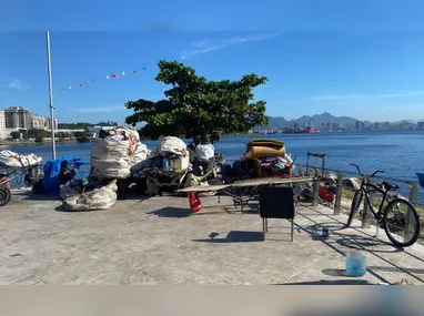Carro ficou parcialmente destruído pelas chamas