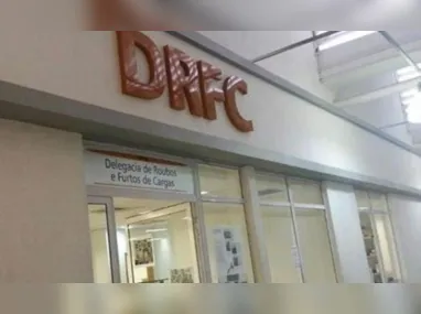 O local foi flagrado com sete placas de veículos roubados ou furtados e 17 placas falsificadas potencialmente destinadas à clonagem de automóveis